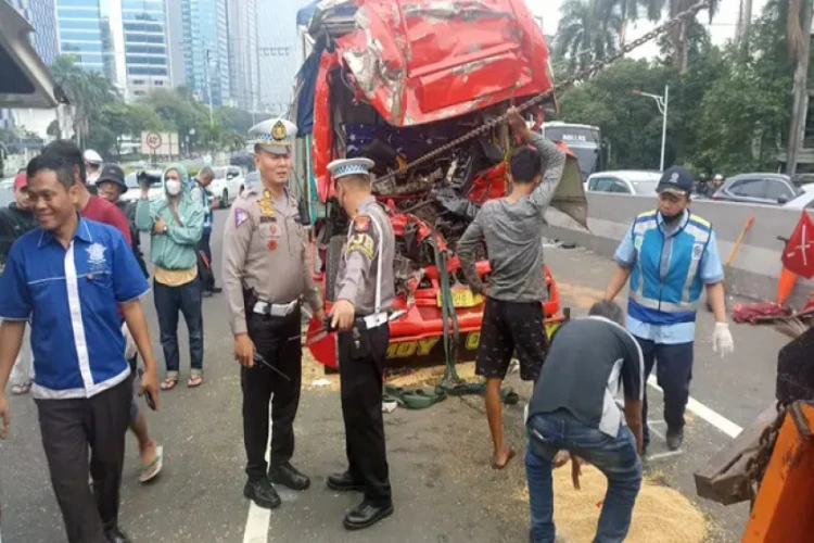 Sopir truk tewas dalam kecelakaan di tol setelah kendaraannya tergencet, sementara sopir truk lain kabur.