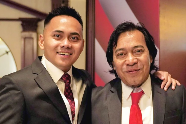 Foto Komeng menggunakan setelan jas