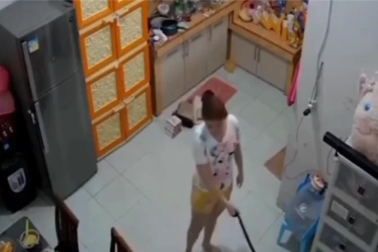 Tangkap layar video ibu tega cambuk anak kandung di Medan