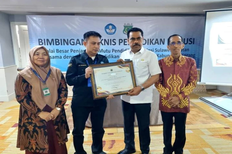 Ket. Foto: Penghargaan atas Kinerja dalam Mengimplementasikan Program Merdeka Belajar Diraih oleh Pemkab Pinrang