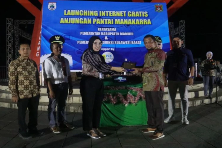 Ket. Foto: Pemprov Sulbar Menghadirkan Internet Gratis di Anjungan Pantai Manakarra, Mamuju