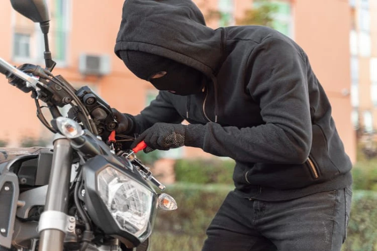 Rekaman CCTV aksi pencurian motor di Depok viral. Polisi segera bergerak untuk mengusut kasus dan melacak pelaku.