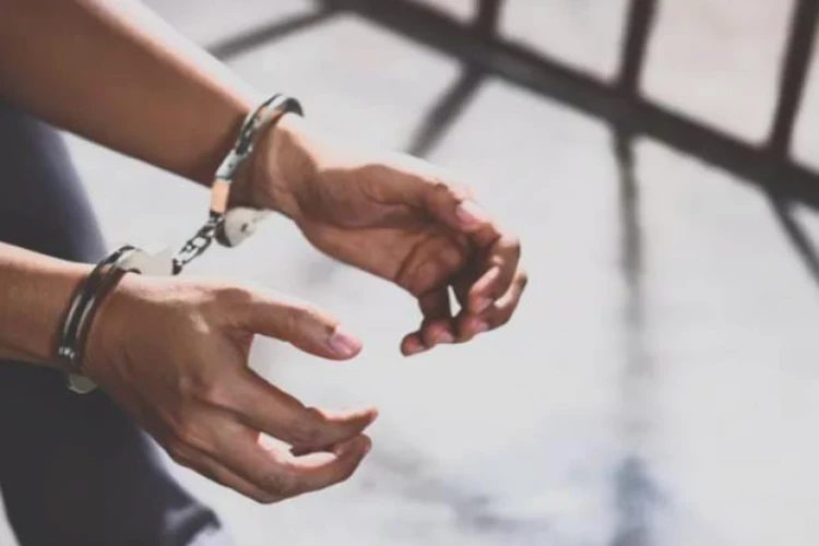 Polisi tangkap tiga pelaku perampokan minimarket di Bekasi, empat lainnya masih dalam pengejaran.