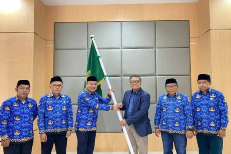 Ket. Foto: Sekda Sulbar Melepas 13 Orang yang Tergabung dalam Kafilah yang Akan Mengikuti MTQ Korpri Tingkat Nasional