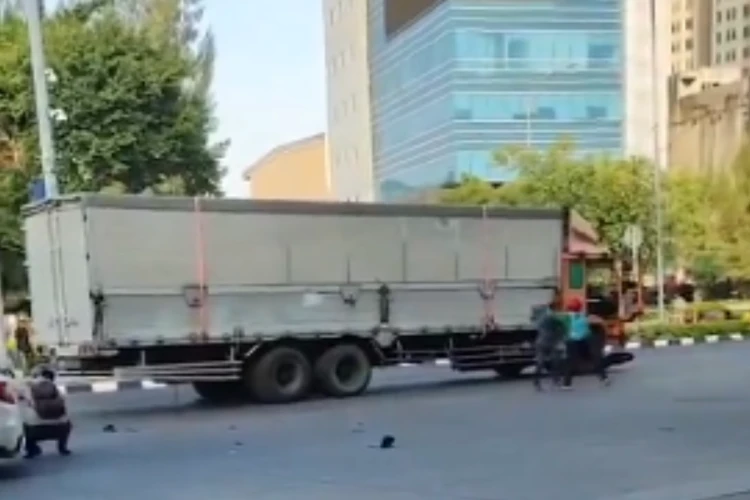 Potret truk tronton yang menjadi penyebab kecelakaan beruntun di Slipi Jakarta Barat