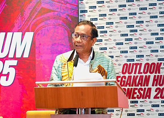 Potret mantan Menko Polhukam RI, Mahfud MD yang baru-baru ini turut menyoroti vonis 6,5 tahun penjara untuk Harvey Moeis