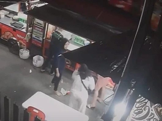 Seorang dokter koas di Medan diduga aniaya penjual roti karena topping tidak sesuai pesanan, kasus masih diselidiki.
