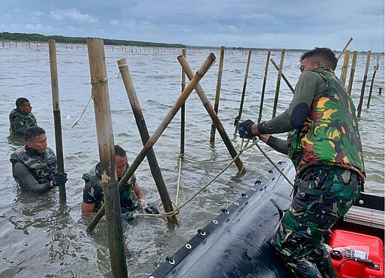 Potret anggota TN AL ketika melakukan pembongkaran pagar laut di Tangerang