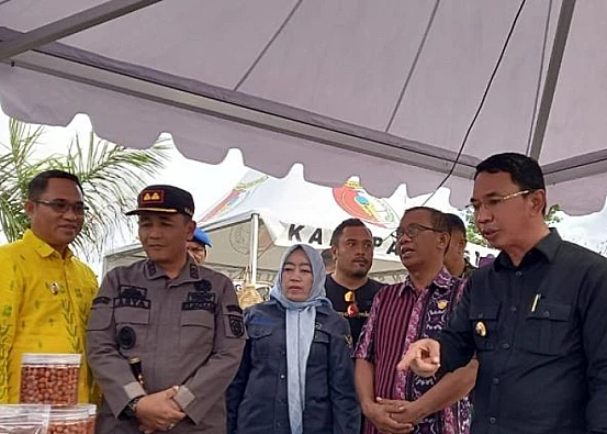 Ket. Foto: Bupati Sigi Memberikan Imbauan kepada Masyarakat agar Menjaga Kualitas Durian sehingga Tetap Diburu oleh Pembeli