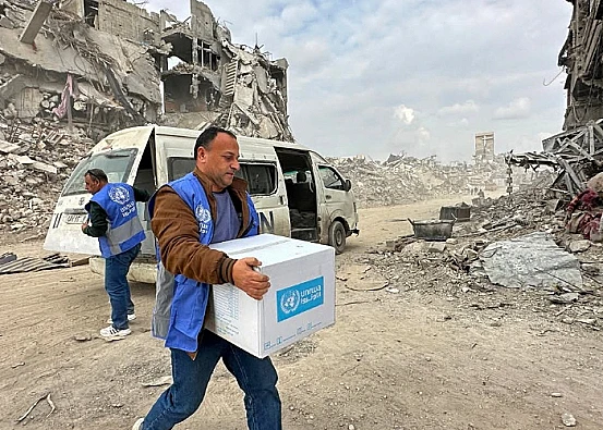 Ket. Foto: Buldozer Penjajah Israel Merobohkan Sebuah Rumah Milik Warga Palestina di Tepi Barat