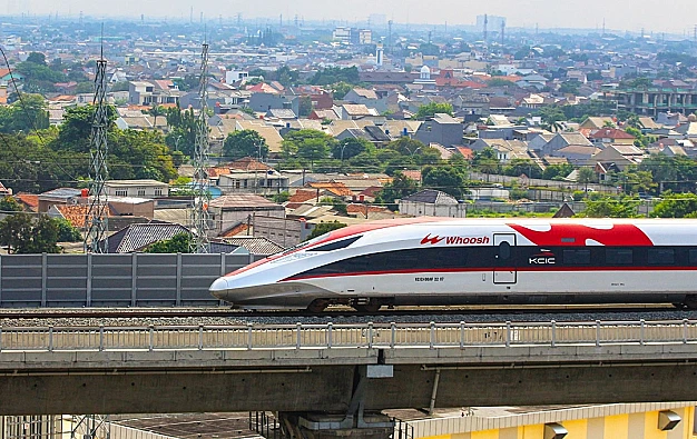 Insiden ODGJ masuk jalur kereta cepat Whoosh Karawang-Padalarang. KCIC segera tangani, perjalanan kembali normal.