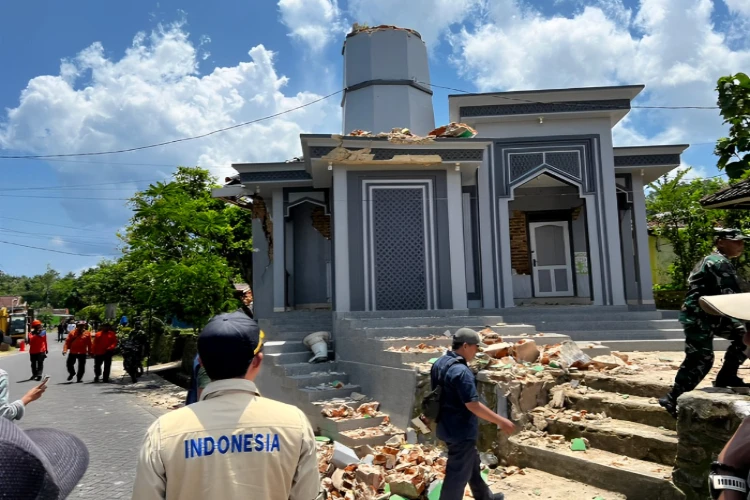 Ket. Foto: BPBD Jawa Timur Terus Mengirimkan Tenda Darurat dan Tim Medis untuk Warga Pulau Bawean yang Terdampak Gempa