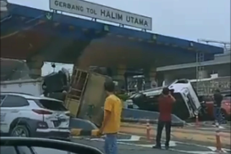 Foto kecelakaan  beruntun yang terjadi di Gebang Tol Halim Utama Jakarta