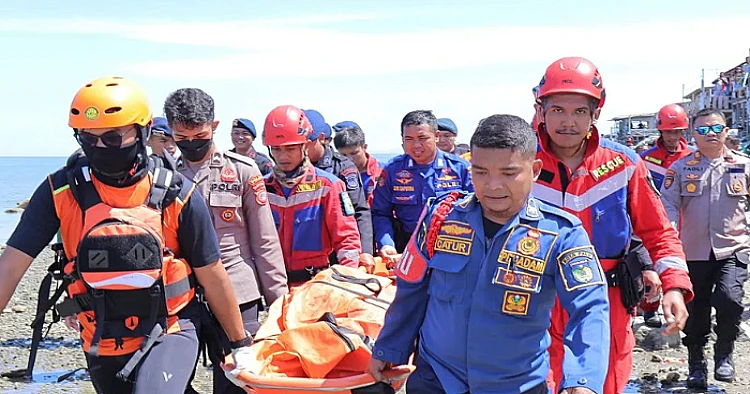Potret proses evakuasi jenazah korban yang tewas diterkam buaya di Pantai Kampung Nelayan, Kota Palu