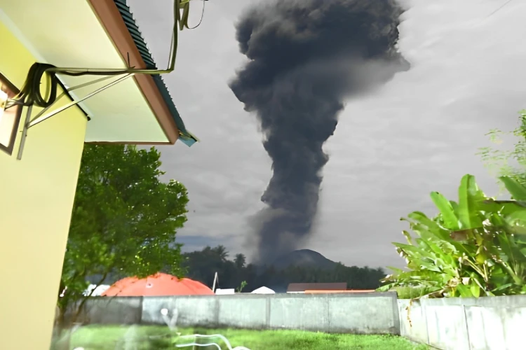 Ket. Foto: Hujan Abu dan Pasir dari Erupsi Gunung Ibu Dikabarkan Turun hingga ke Pemukiman Warga