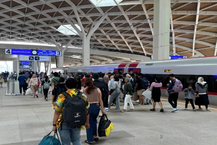 Ket. Foto: KCIC Menyatakan Jumlah Penumpang Paling Tinggi di Masa Libur Panjang Hari Raya Waisak Mencapai 21267 Orang