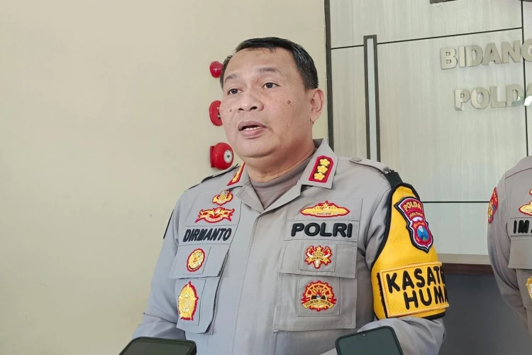 Kabid Humas Polda Jatim memberikan klarifikasi terkait video viral yang menunjukkan seorang polwan menegur pengunjung yang sedang makan.