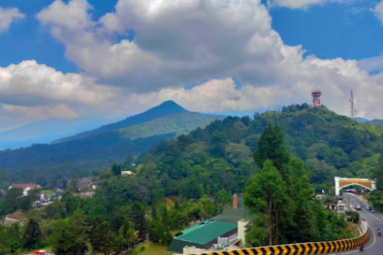 Ket. Foto: Ratusan Pedagang Kaki Lima di Kawasan Puncak Menyandera Mesin Alat Berat Sebagai Bentuk Protes untuk Penertiban yang Dianggap Tebang Pilih
