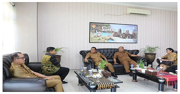 Gubernur NTT Melki Laka Lena saat berdiskusi dengan Ketua PDHI NTT  Yohanes T. R. M. R. Simarmata di Kupang.