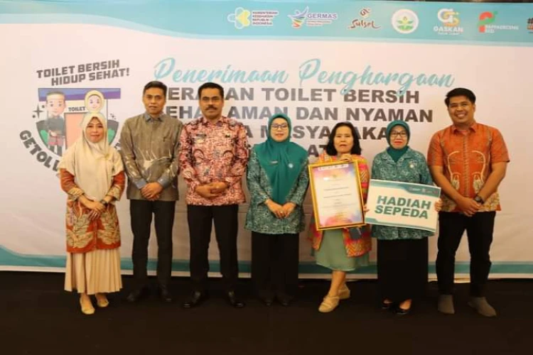 Ket. Foto: Pemerintah Kabupaten Pinrang Meraih 2 Penghargaan pada Lomba Gerakan Ciptakan Toilet Bersih, Sehat, Aman, Nyaman Bersama Masyarakat