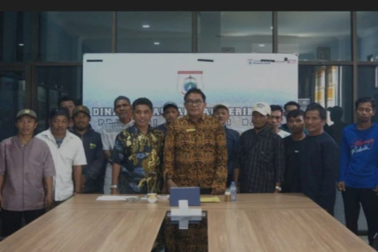 Ket. Foto: Pemerintah Provinsi Sulawesi Barat Menyerahkan Bantuan Alat Tangkap kepada Para Nelayan