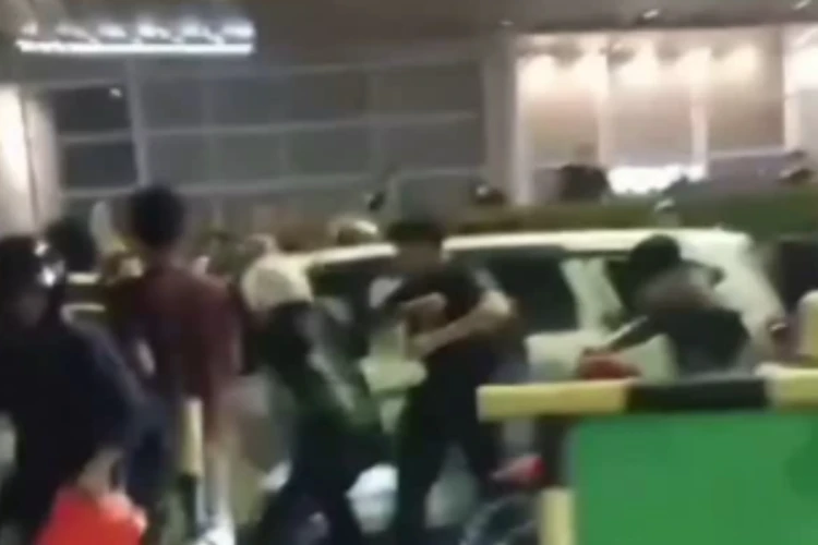 Tangkap layar video momen warga mengamuk dan menghadang mobil yang tabrak pengendara motor di Bintaro