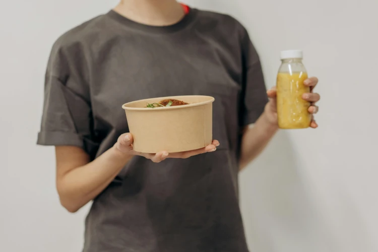 Ilustrasi brand makanan dan minuman yang dijual atau ditawarkan dengan promo Pilkada 2024