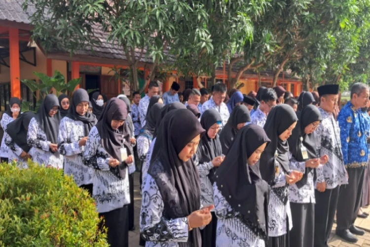 Presiden Prabowo tingkatkan kesejahteraan guru. Bonus gaji pokok untuk guru ASN dan Rp2 juta untuk guru non-ASN.