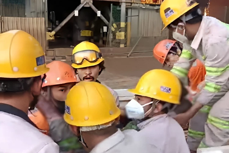 Ket. Foto: 1 Orang Korban Luka Akibat Ledakan Tungku Smelter Morowali Dikabarkan Menjalani Operasi Kepala dan Luka Bakar (Foto/X/@angkytm)