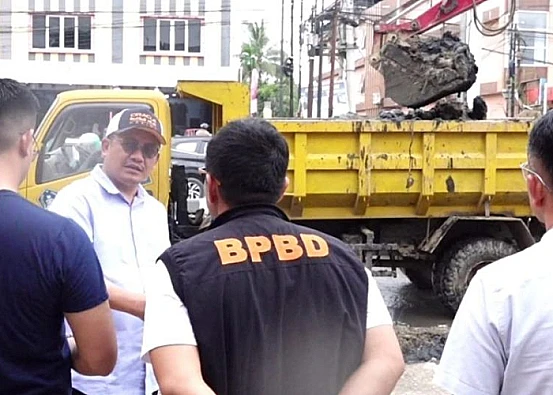Ket. Foto: Pemerintah Kota Kendari Menggunakan Alat Berat untuk Membersihkan Drainase
