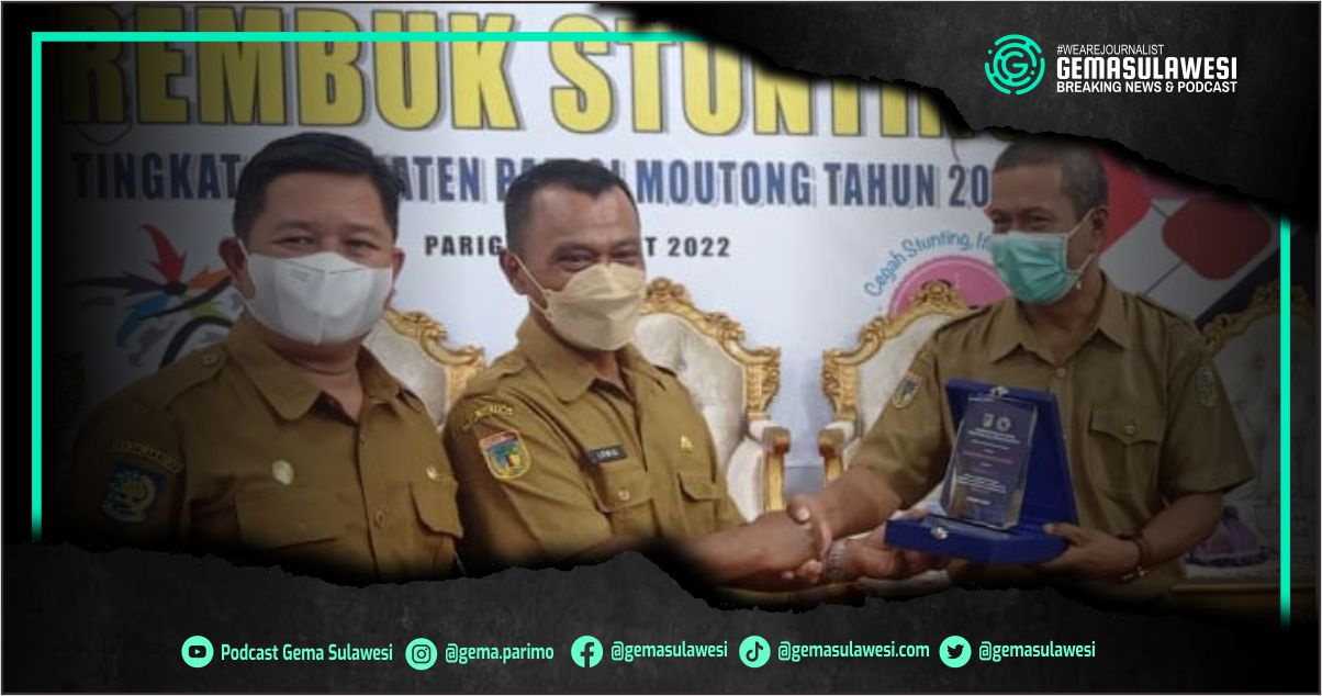 <p>Ket Foto: Asisten II Setda Parigi Moutong, Ir Lewis di Dampingi Kepala Bappelitbangda Parigi Moutong, Irwan. S.KM Serahkan penghargaan percepatan penanganan sebagai lokus stunting terbaik dari Pemerintah Daerah diterima Kepala Puskesmas Kecamatan Moutong, Yassir Syam S.KM. (Foto/Diskominfo)</p>

