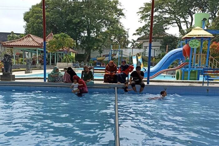 <p>Ket Foto: Foto kolam renang Penataran (Foto/Instagram/@arbanipuput)</p>

