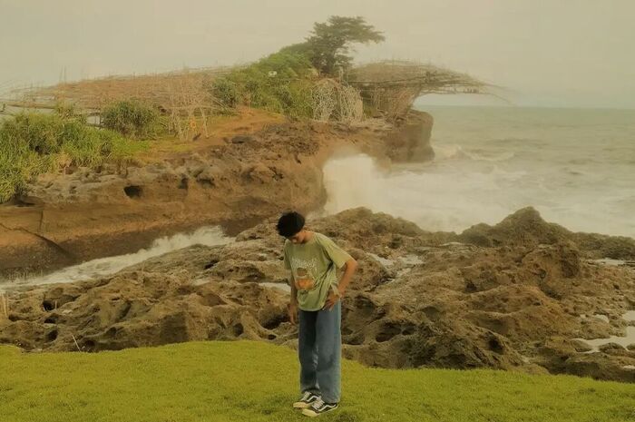 <p>Ket Foto: Pesona Pantai Cicaladi Sukabumi (Foto/Instagram/@arilputra__)</p>
