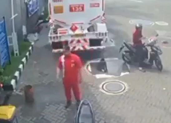 Tangkap layar momen sebelum terjadinya penyeroyokan petugas SPBU di Surabaya