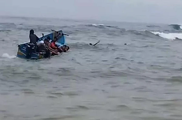 Kejadian tragis di Pantai Drini, 14 siswa terseret ombak, tiga tewas, satu hilang, sembilan selamat.