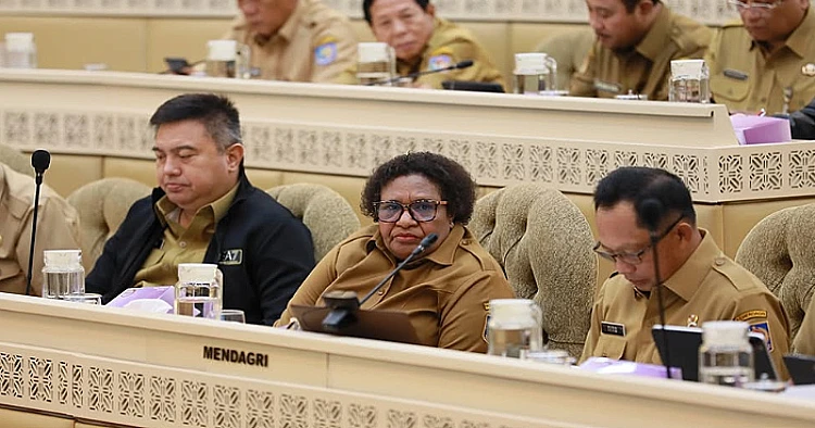 Potret Wamendagri, Ribka Haluk mendampingi Mendagri RI, Tito Karnavian saat rapat Bersama DPR RI