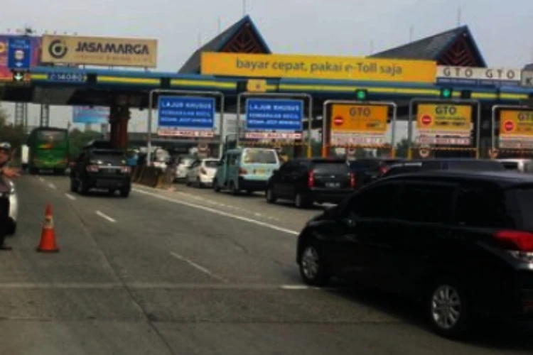 Foto kemacetan arus mudik yang terjadi di Tol Tangerang Merak menjelang Mudik Lebaran 2024