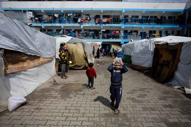 Ket. Foto: 2 Orang Anak yang Masih Berusia 8 dan 10 Tahun Ditahan di Pos Pemeriksaan Militer Penjajah Israel di Hebron, Tepi Barat