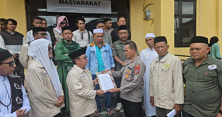 Potret momen Komda Alkhairaat Kabupaten Parigi Moutong melaporkan Fuad Plered