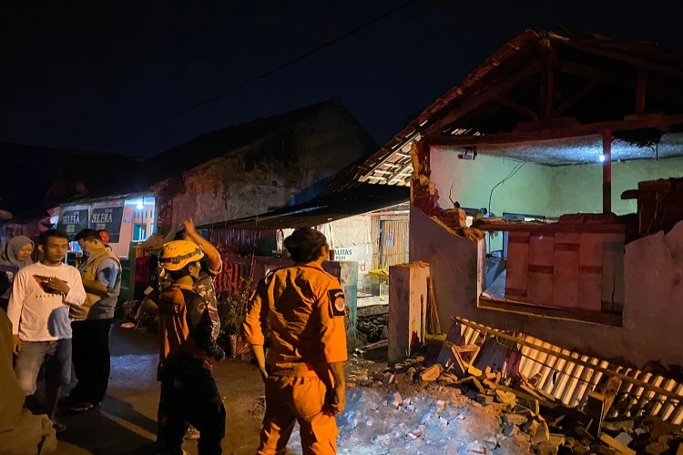 Kepala BMKG meminta masyarakat waspada akan adanya potensi tanah longsor dan banjir usai gempa bumi mengguncang Kabupaten Garut.
