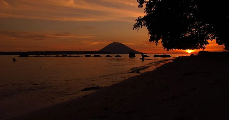 Ket. Foto: Polsek Pulau Bunaken Terus Menggencarkan Patroli Jaga Kenyamanan Wisatawan Mancanegara dan Warga di Daerah Tersebut