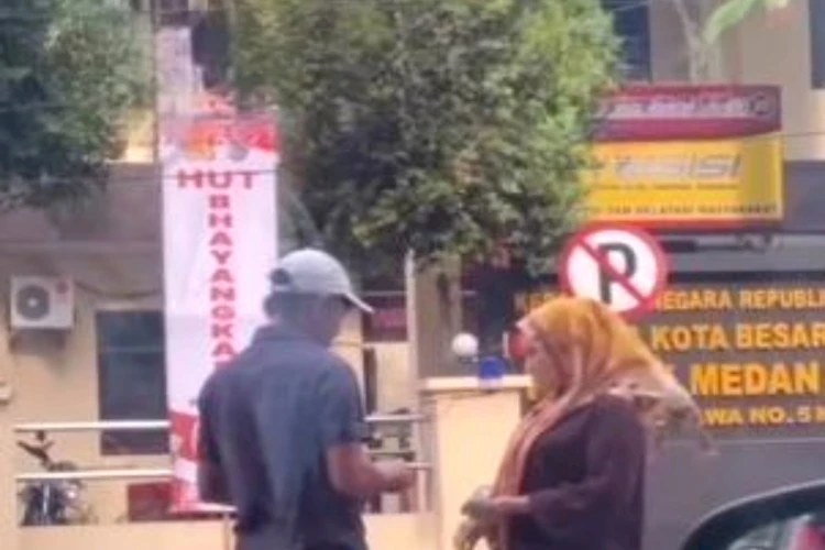Viral keluhan seorang wanita di Medan yang merasa dirugikan dengan mahalnya tarif parkir yang dipatok petugas.