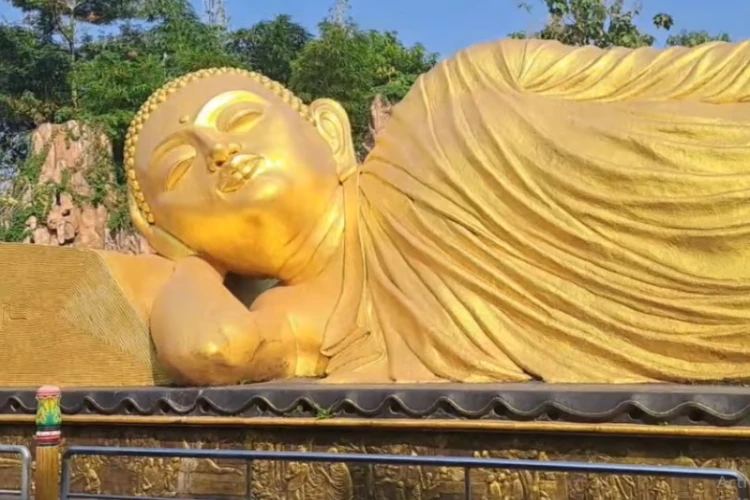 Ket Foto: Patung Buddha Tidur