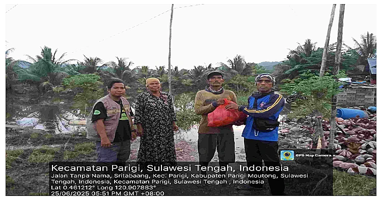 Tim kemensos RI memberikan bantuan kepada warga yang terkena banjir dan longsor.