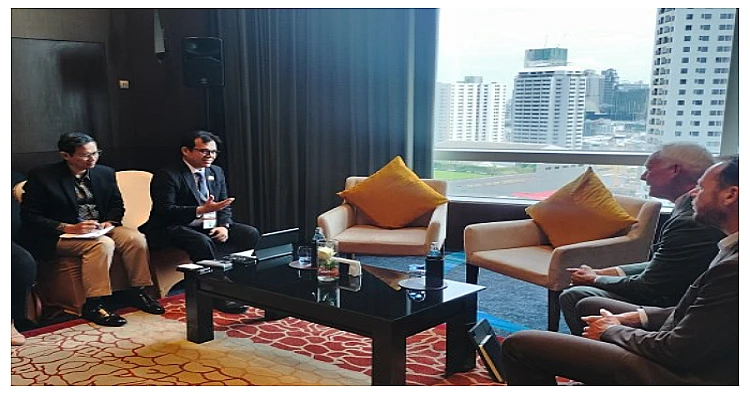 Nezar Patria dan Huub Janssen.