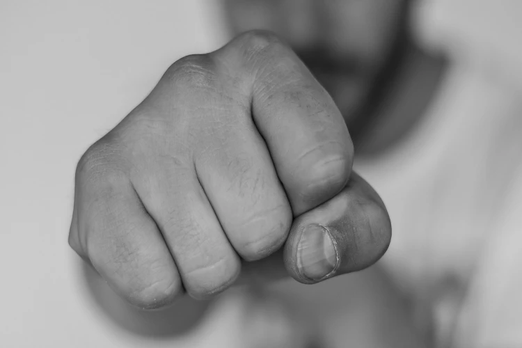 Bentrokan di Cikarang terjadi antara ormas dan debt collector akibat perselisihan penarikan mobil yang menunggak cicilan.