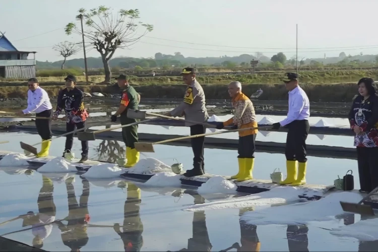 Ket. Foto: Pj Gubernur Sulsel Melaksanakan Kunker ke Industri Garam Maccini Baji Kabupaten Pangkep