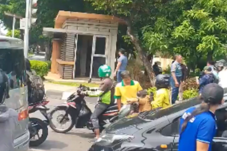 Tangkap layar video momen seorang pria melakukan penyanderaan kepada anak kecil di Pospol Pejaten Jakarta Selatan