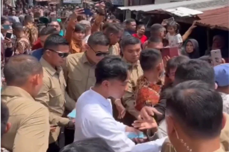 Tangkap layar video ketika Wakil Presiden RI, Gibran Rakabuming Raka melakukan blusukan ke pasar di Magelang