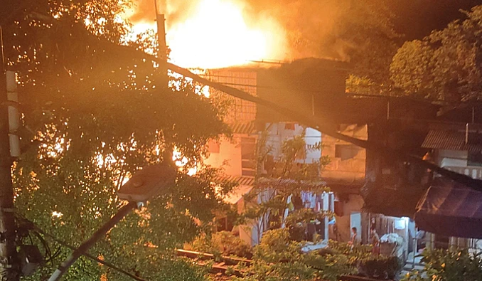 Kebakaran di Petamburan Jakarta Pusat hanguskan 13 rumah. Puluhan warga mengungsi, perjalanan KRL juga terdampak.